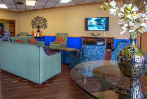 Days Inn by Wyndham Clinton