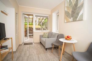 Compact and Comfy Apartment on the Greenhill