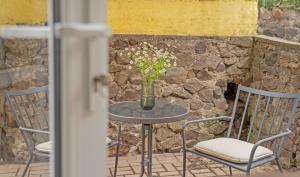 Compact and Comfy Apartment on the Greenhill