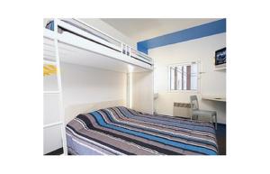 Hotels hotelF1 Remiremont Saint Nabord : Chambre Triple avec Salle de Bains Commune