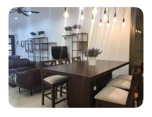 Semi D 4BR 1min to KSL & Holiday Plaza 8-10pax