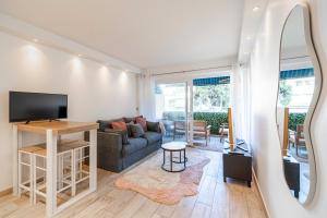 Renovated apt with Parking & Terrace - Palm Beach