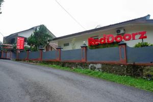 RedDoorz near Lokawisata Baturaden 2