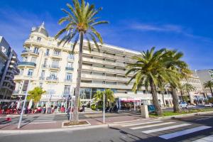 PROMENADE HOLIDAY - ROYAL LUXEMBOURG PROMENADE