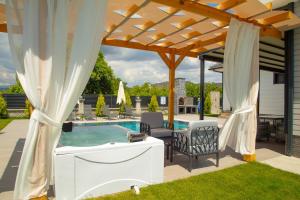 Villa with Private Pool and Jacuzzi 2