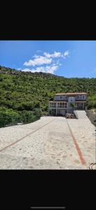 Qyteza Guest House & Camping