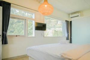 Urbanview Wisma Nirwana Tretes near Cimory Prigen