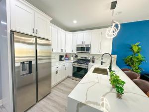 Stylish Cozy 3BR Retreat with Free Parking Near Pilsen Art Center, Douglas Park and University of Illinois Chicago