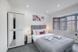 Newly Converted 3BDR 1BA APT in Hounslow