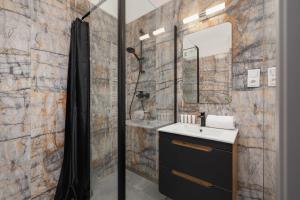 Partyzantów Monochrome & Modern Studio in Sosnowiec by Noclegi Renters