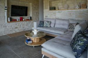 Oliva Emerald Eco - Secluded Off-Grid Vineyard Villa