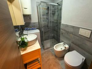 Nuovo Moderno Rifugio sul Lago by Holiday World