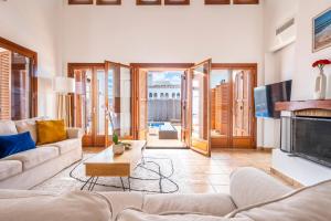 Villa with sunny private pool in golf resort - child friendly!