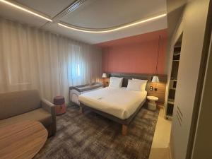Hotels Novotel Suites Clermont Ferrand Polydome : Suite Supérieure avec Lit Double et Canapé-Lit Double