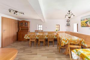 Sunflower House with Jacuzzy and Sauna