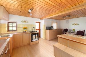 Sunflower House with Jacuzzy and Sauna