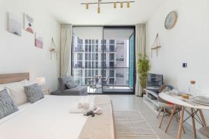 Free housekeeping visits during your stay - StayShort - A Superb and Amazing Studio in Binghatti Lavender with Balcony