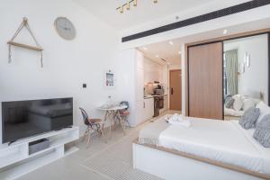 Free housekeeping visits during your stay - StayShort - A Superb and Amazing Studio in Binghatti Lavender with Balcony