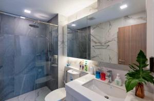 Astra Sky River Amazing Rooftop Pool Nearby Night Market