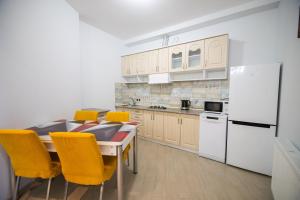 Spacious 2 Bedrooms Apartment steps from Boulevard & Beach