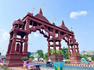 Near Mahakaleshwar jyotilinga Temple Hotel # PRA-KASH ! Ujjain,Near Railway station, Fully Air conditioned Rooms Prime Location wifi- Lift and PARKING,Facilities, BEST HOTEL IN UJJAIN