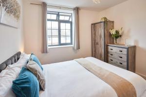 Modern One Bed Holland Apartments Forest