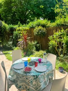 Appartement cosy 3 chambres avec jardin clos proche de Paris - 3hvězdičkové hotely ve městě Saint-Cloud