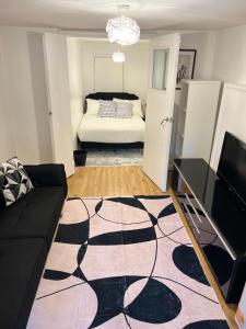 Cozy Two Bedroom Flat 1 Minute from Forest Hill Train Station