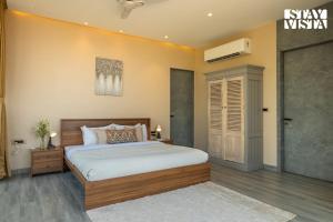 StayVista at Villa Eleve with Bonfire, Pool & Gazebo