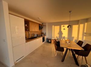 Luxus App RUBIN mit Traumblick Pool Balkon Lift