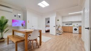 July & August, Hongdae, 3min to Hapjeong Stn, 7 Guests