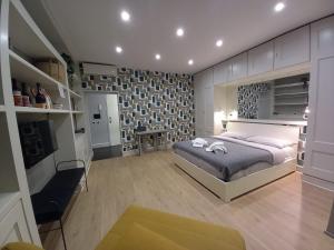 Piazza di Spagna, ground floor, historic center