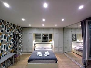 Piazza di Spagna, ground floor, historic center