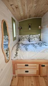 B&B / Chambres d'hotes Roulotte domaine Farigoule : photos des chambres