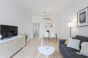 CENTRAL & BRIGHT APARTMENT!!
