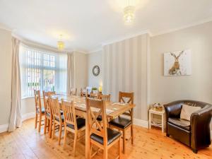 Large 5 Bed House in Scarborough near the beach, Large Garden & HOT TUB