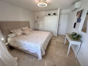 Modern beachfront apartment 2 Bdrm , incredible views