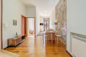 HostWise - Stylish Flat with Balcony