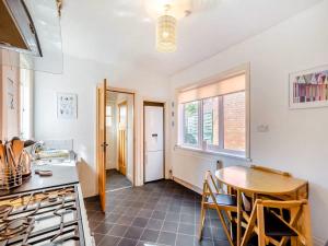 Large 5 Bed House in Scarborough near the beach, Large Garden & HOT TUB