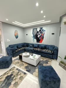 شقه فندقيه مفروشه في كمباوند وان قطاميه المعادي اول استخدام