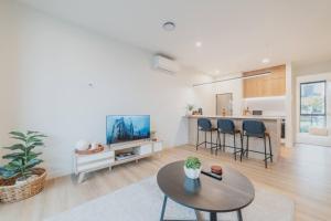 Modern 1BR Retreat with Bath & Laundry - Manchester