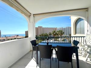 Terraza y vistas en Carihuela Erisa 2 a 100 metros de la playa