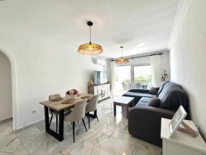 Terraza y vistas en Carihuela Erisa 2 a 100 metros de la playa