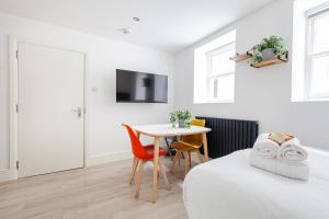 Baker Street Studio - 1