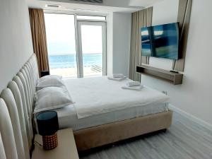 Mamaia Nord Front Sea View White Titanic