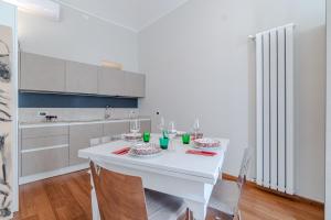 GuestHost - Bright Flat just 500 mt to Porta Nuova