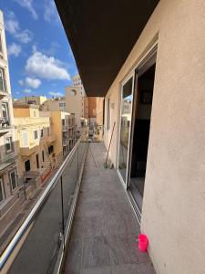 Paceville - 2A - Bright 2BR Apt with Balcony & AC near Night Life