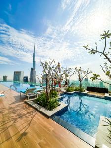 New Luxury 2 Bedroom with Burj Khalifa View & Spectacular Rooftop Infinity Pool Bar