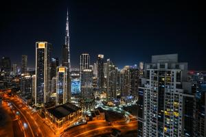 New Luxury 2 Bedroom with Burj Khalifa View & Spectacular Rooftop Infinity Pool Bar