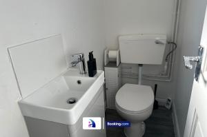 Discounted - 3-Bed Home By Avalora Short Lets & Serviced Accommodation Old Trafford With Pool & Tennis Table - DriveWay